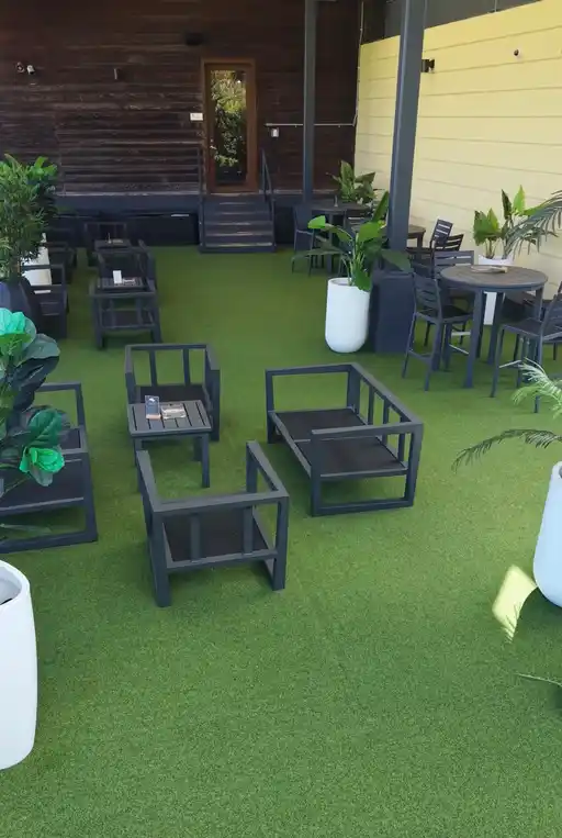 Terraza comercial amueblada con grama artificial